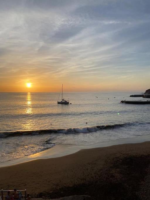 Atardecer En Playa Sardina Exterior foto